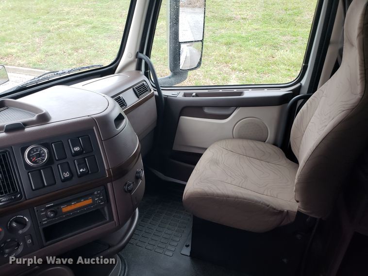 image for item DH5797 2015 Volvo VN semi truck