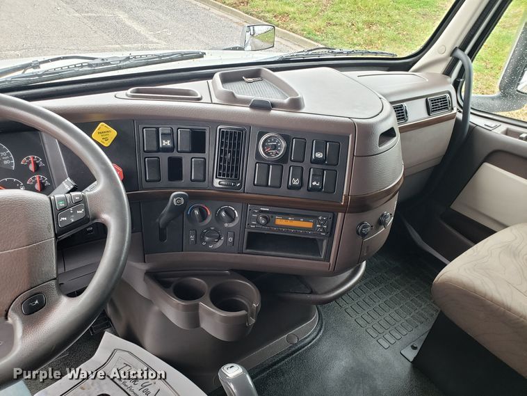 image for item DH5797 2015 Volvo VN semi truck