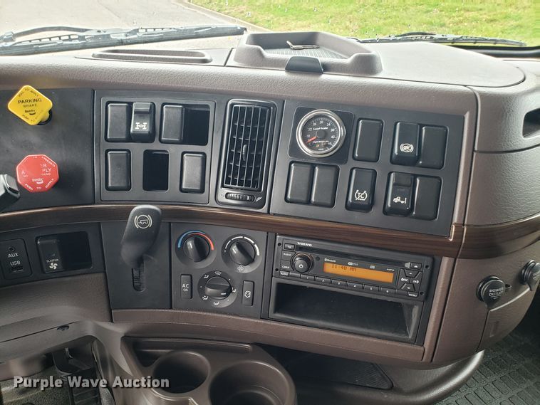 image for item DH5797 2015 Volvo VN semi truck