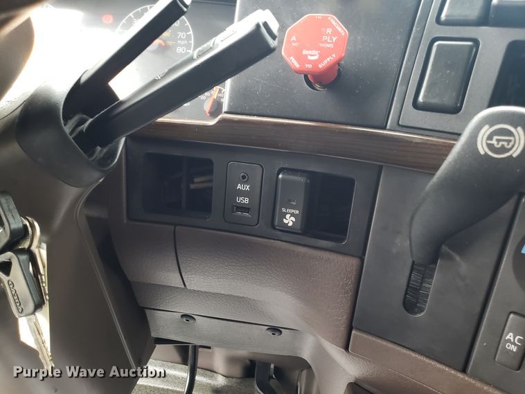 image for item DH5797 2015 Volvo VN semi truck