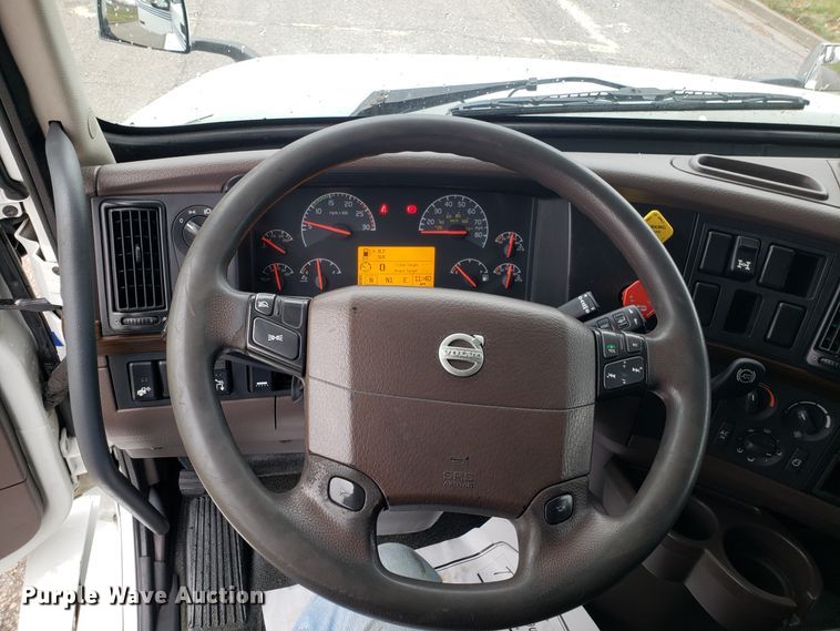 image for item DH5797 2015 Volvo VN semi truck