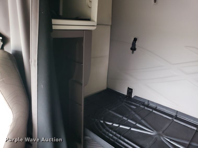 image for item DH5797 2015 Volvo VN semi truck