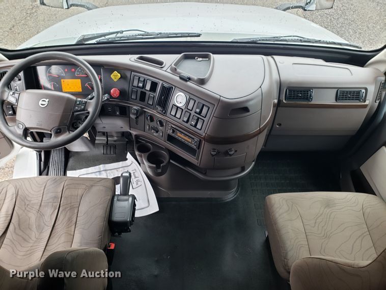 image for item DH5797 2015 Volvo VN semi truck