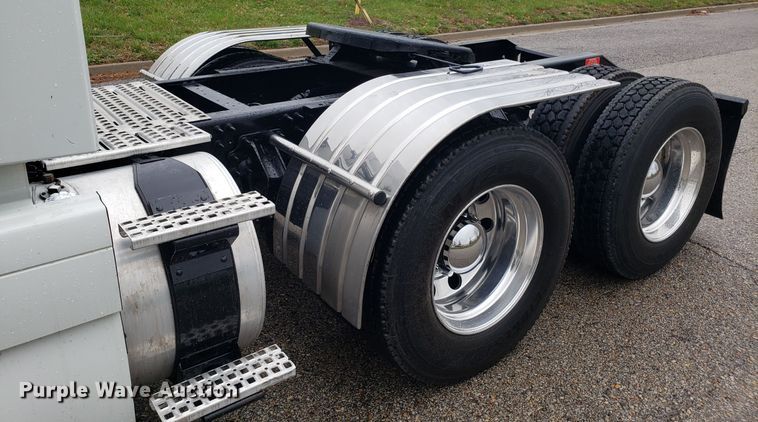 image for item DH5797 2015 Volvo VN semi truck