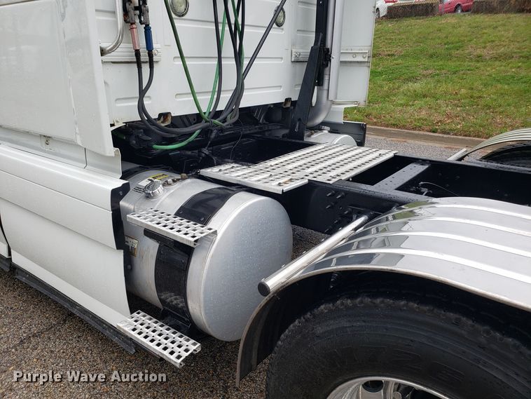 image for item DH5797 2015 Volvo VN semi truck