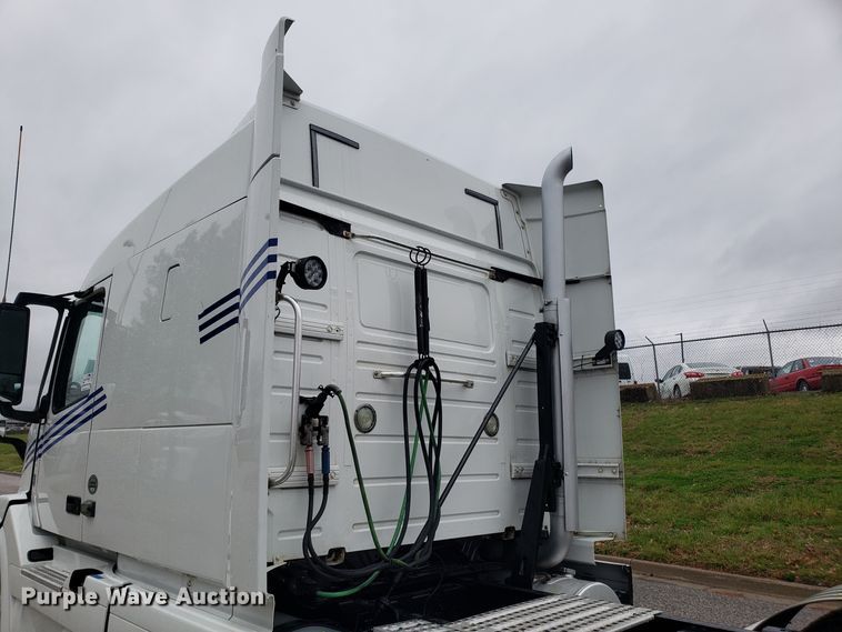 image for item DH5797 2015 Volvo VN semi truck
