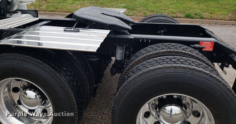 image for item DH5797 2015 Volvo VN semi truck