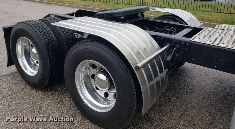 image for item DH5797 2015 Volvo VN semi truck