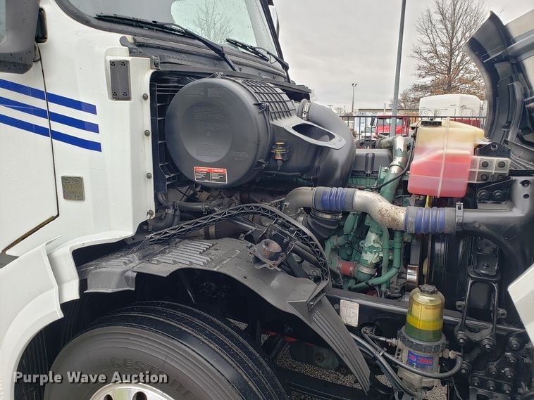 image for item DH5797 2015 Volvo VN semi truck