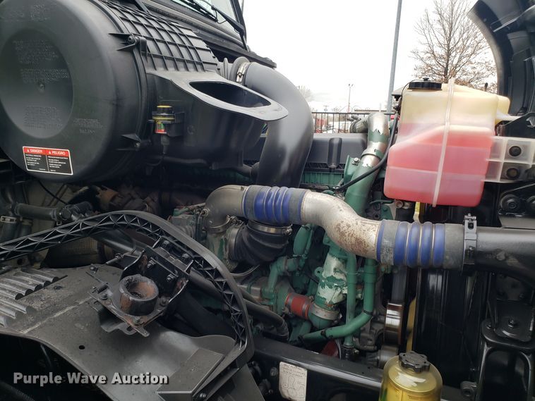 image for item DH5797 2015 Volvo VN semi truck