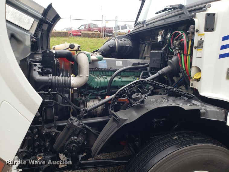 image for item DH5797 2015 Volvo VN semi truck