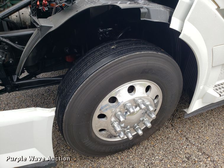 image for item DH5797 2015 Volvo VN semi truck