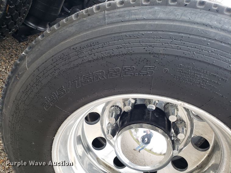 image for item DH5797 2015 Volvo VN semi truck