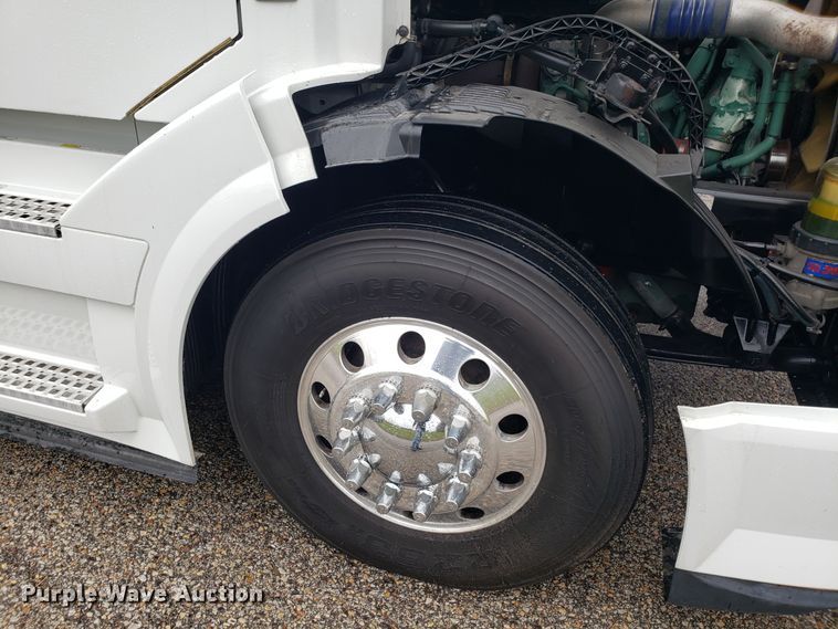 image for item DH5797 2015 Volvo VN semi truck