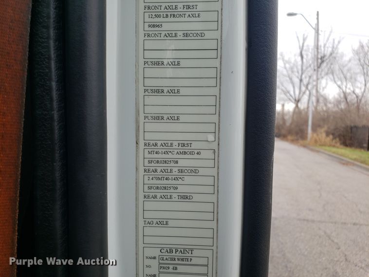 image for item DH5797 2015 Volvo VN semi truck