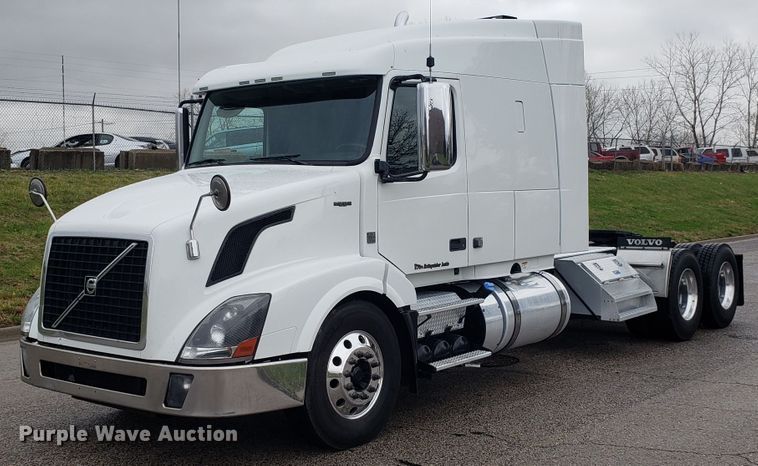 image for item DH5798 2012 Volvo VN semi truck