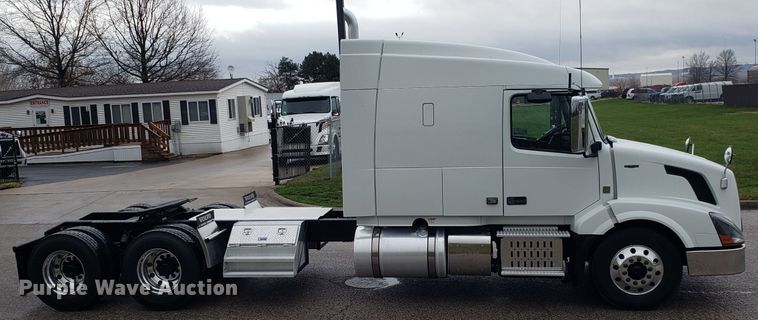 image for item DH5798 2012 Volvo VN semi truck