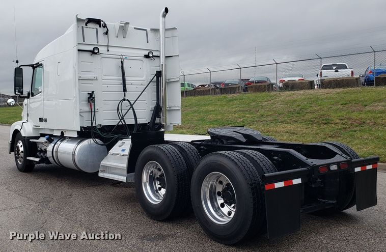 image for item DH5798 2012 Volvo VN semi truck