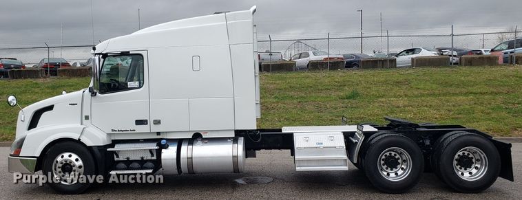 image for item DH5798 2012 Volvo VN semi truck