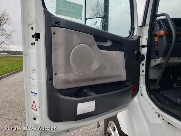 image for item DH5798 2012 Volvo VN semi truck