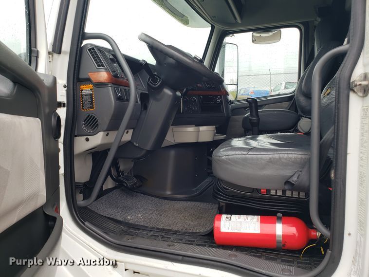 image for item DH5798 2012 Volvo VN semi truck