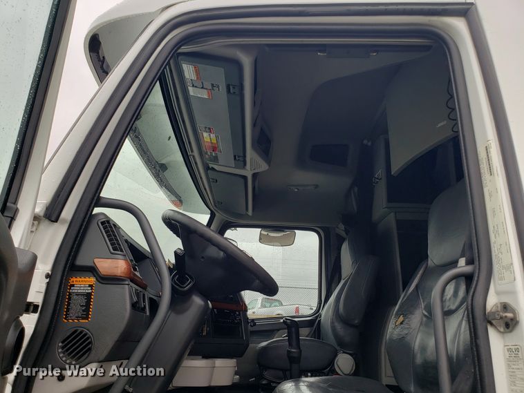 image for item DH5798 2012 Volvo VN semi truck