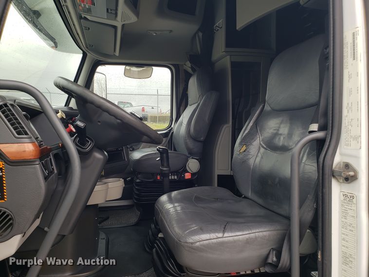 image for item DH5798 2012 Volvo VN semi truck