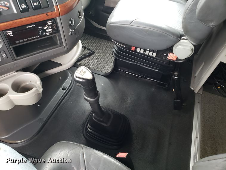 image for item DH5798 2012 Volvo VN semi truck