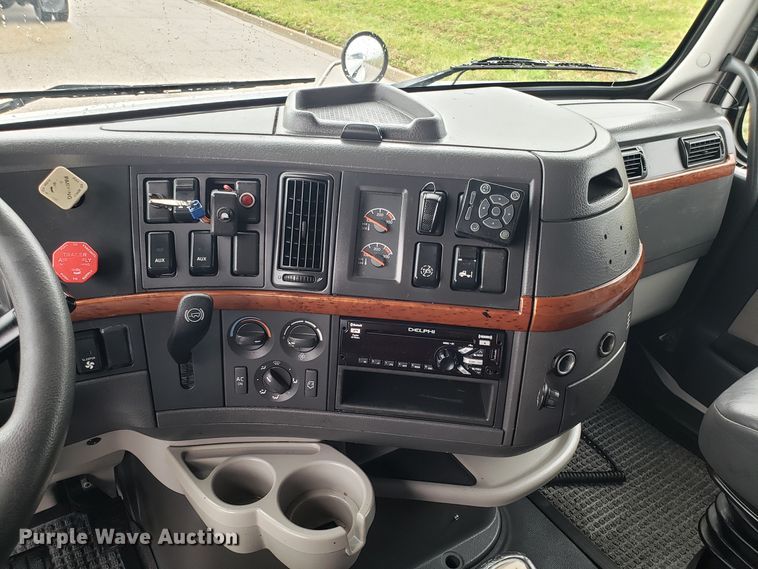 image for item DH5798 2012 Volvo VN semi truck