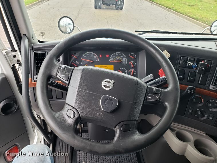 image for item DH5798 2012 Volvo VN semi truck