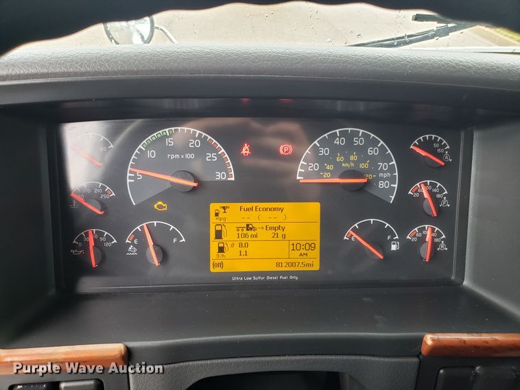 image for item DH5798 2012 Volvo VN semi truck