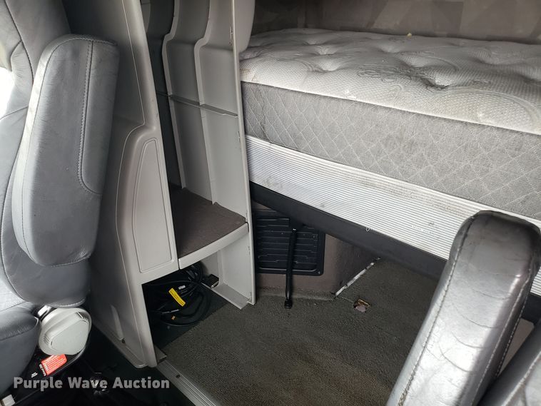 image for item DH5798 2012 Volvo VN semi truck