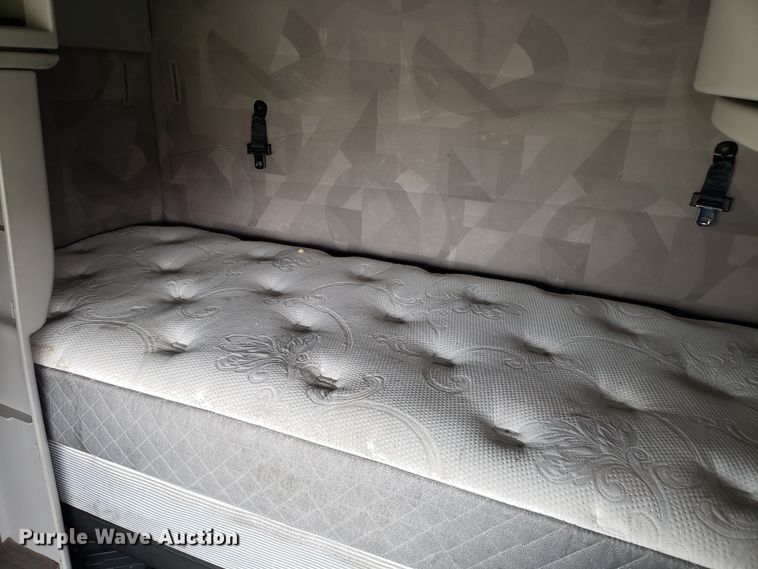 image for item DH5798 2012 Volvo VN semi truck