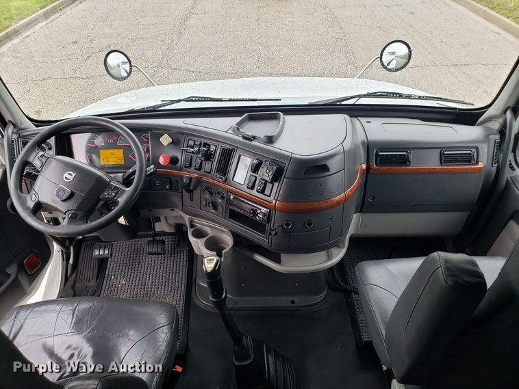 image for item DH5798 2012 Volvo VN semi truck