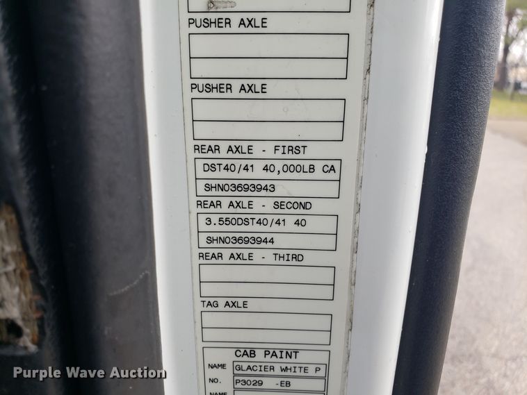 image for item DH5798 2012 Volvo VN semi truck