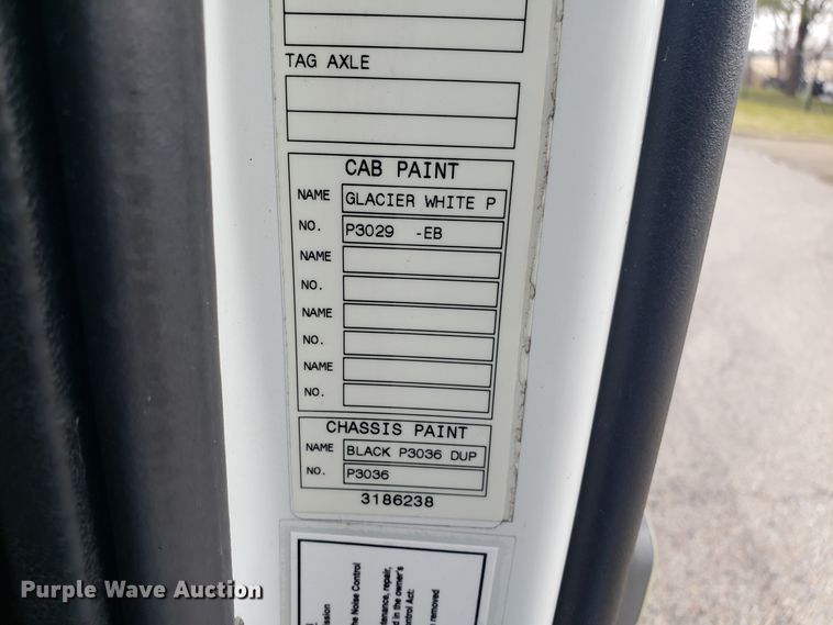 image for item DH5798 2012 Volvo VN semi truck