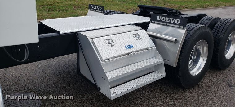 image for item DH5798 2012 Volvo VN semi truck