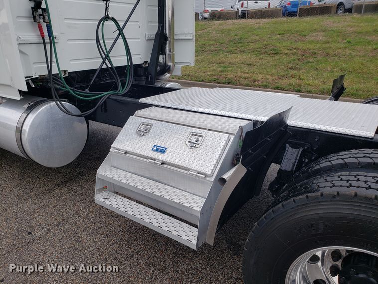 image for item DH5798 2012 Volvo VN semi truck