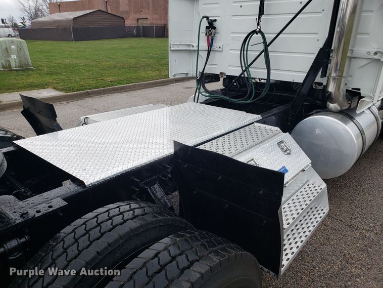 image for item DH5798 2012 Volvo VN semi truck