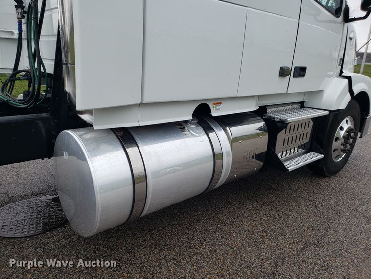 image for item DH5798 2012 Volvo VN semi truck