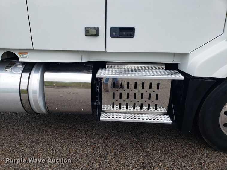 image for item DH5798 2012 Volvo VN semi truck