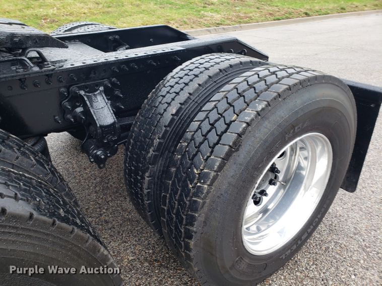 image for item DH5798 2012 Volvo VN semi truck