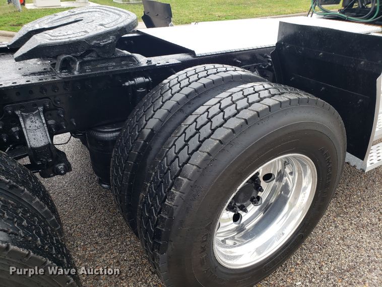 image for item DH5798 2012 Volvo VN semi truck