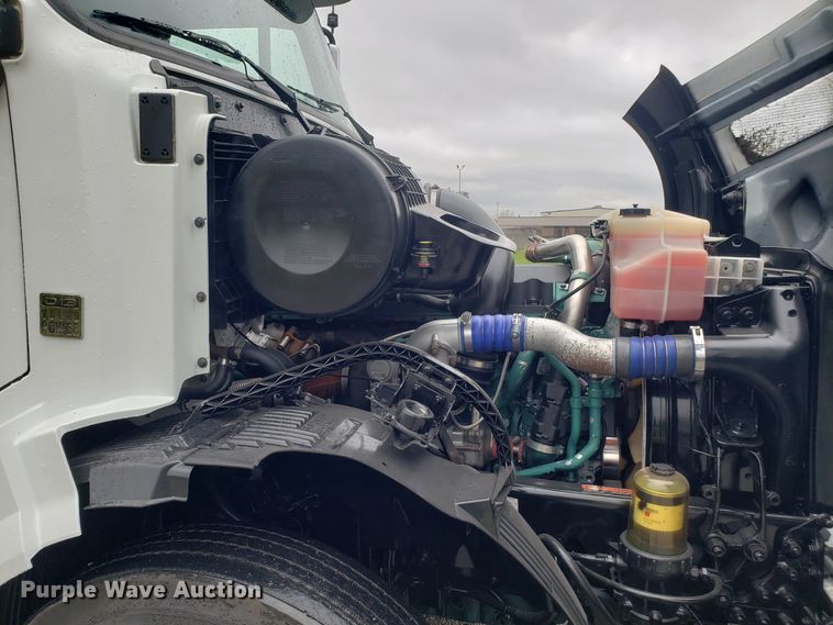 image for item DH5798 2012 Volvo VN semi truck