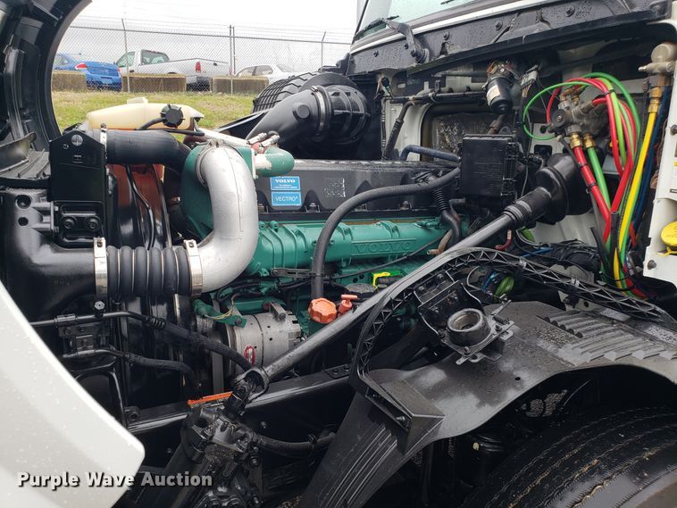 image for item DH5798 2012 Volvo VN semi truck