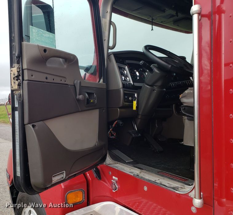 image for item DH5800 2007 Kenworth T600 semi truck