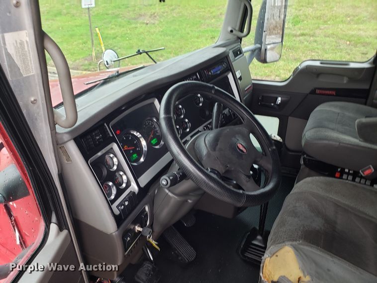 image for item DH5800 2007 Kenworth T600 semi truck