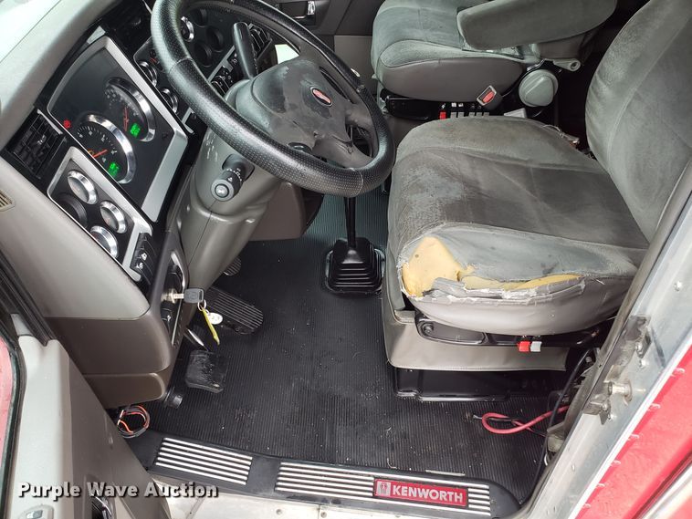 image for item DH5800 2007 Kenworth T600 semi truck