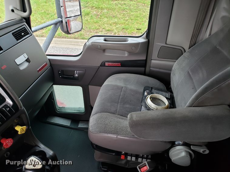 image for item DH5800 2007 Kenworth T600 semi truck