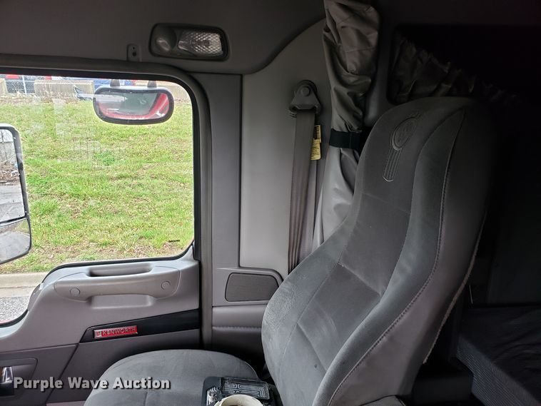 image for item DH5800 2007 Kenworth T600 semi truck